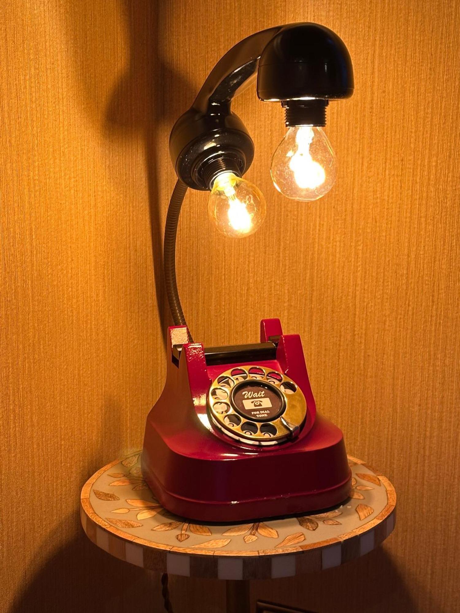 Chester House Guest House Экстерьер фото A telephone lamp