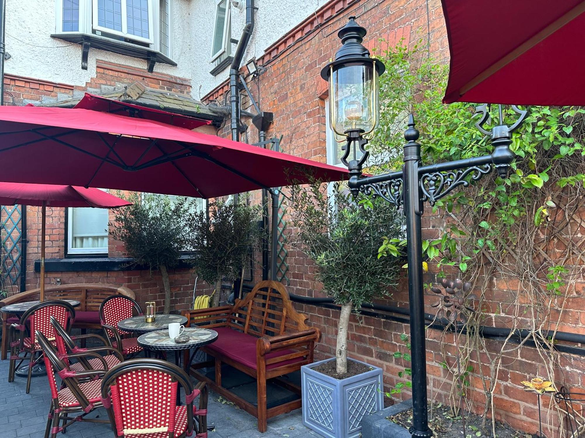 Chester House Guest House Экстерьер фото The courtyard at the Old Bank Hotel