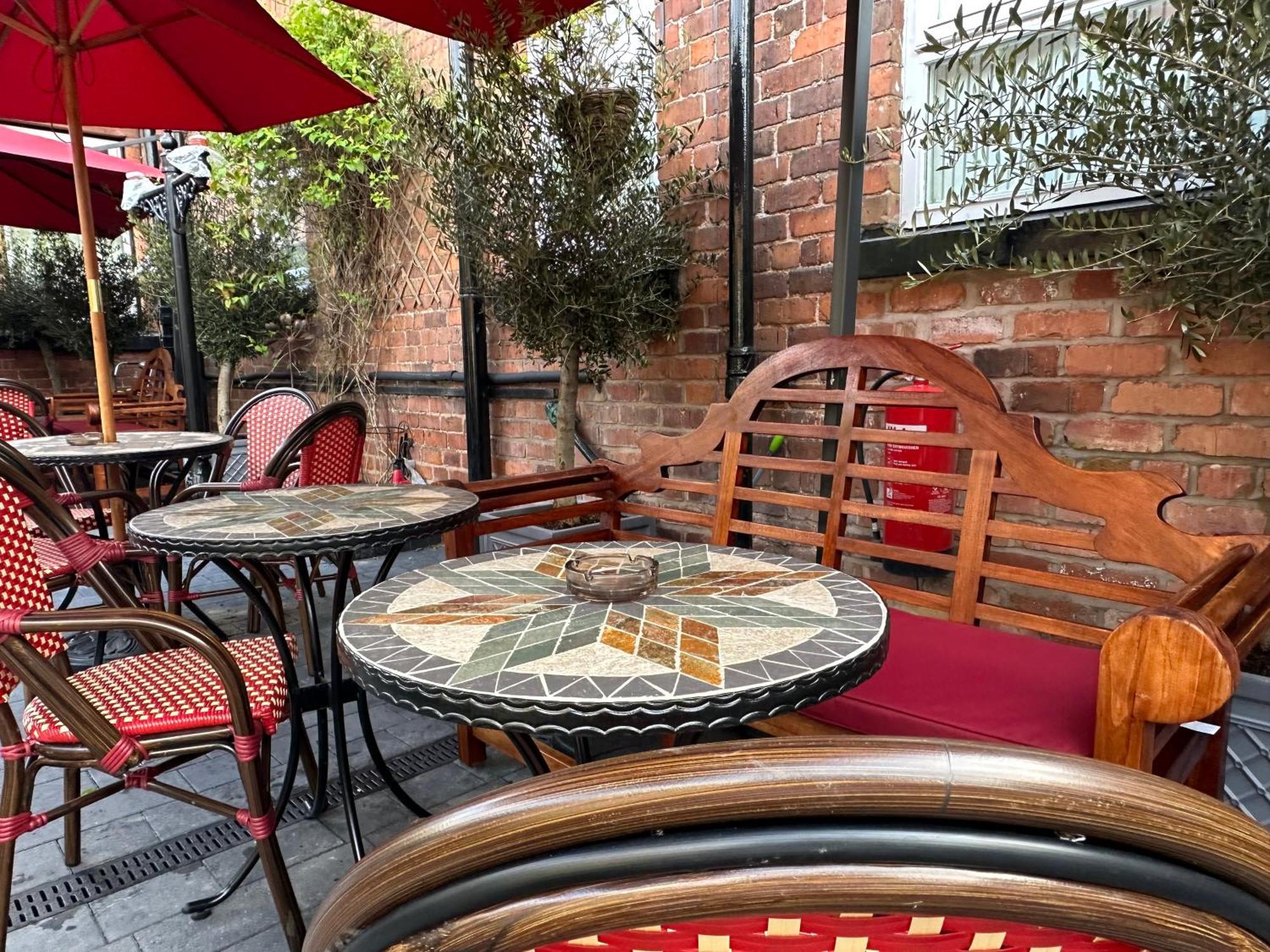 Chester House Guest House Экстерьер фото The patio at the restaurant