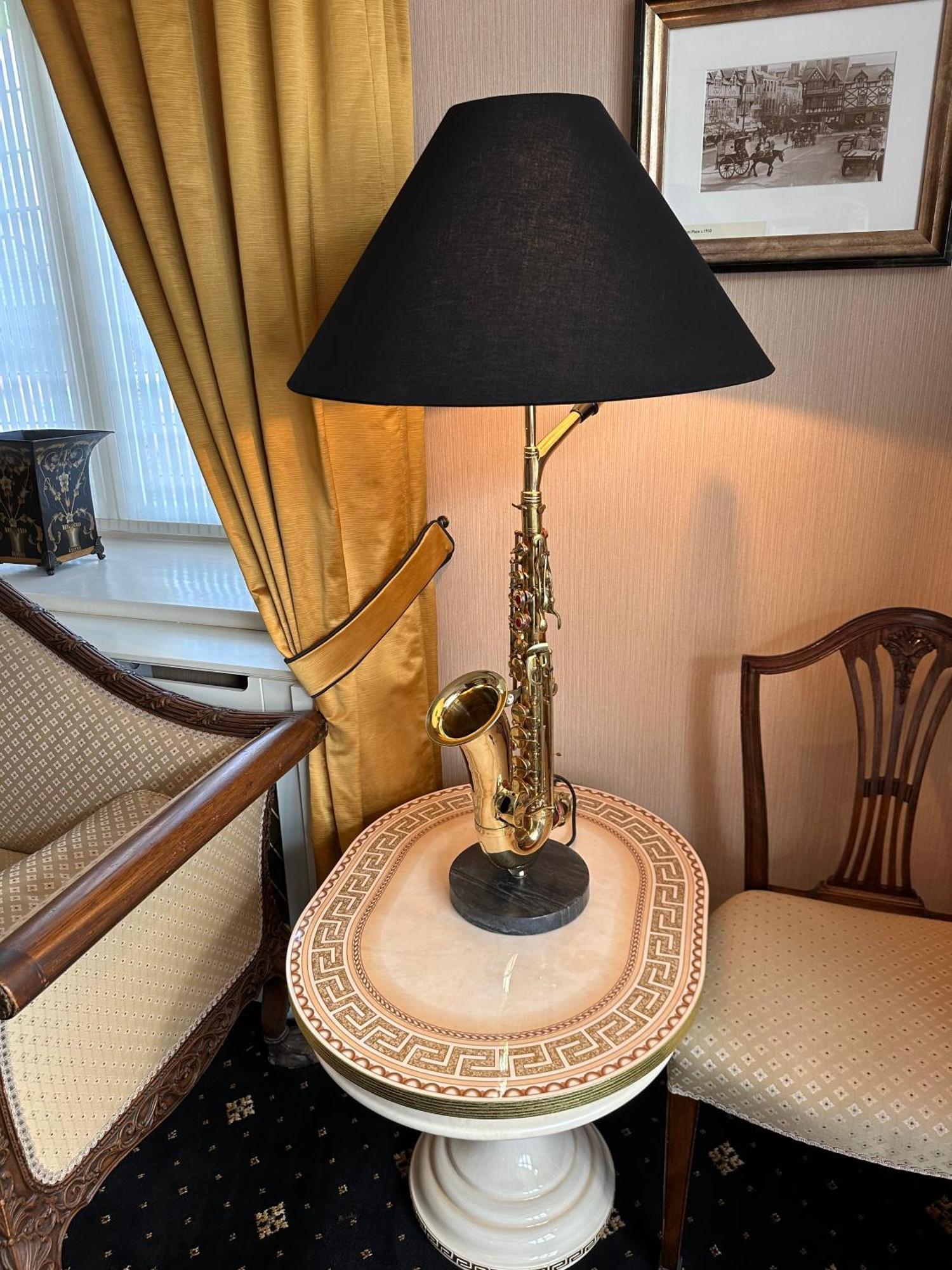 Chester House Guest House Экстерьер фото A saxophone lamp