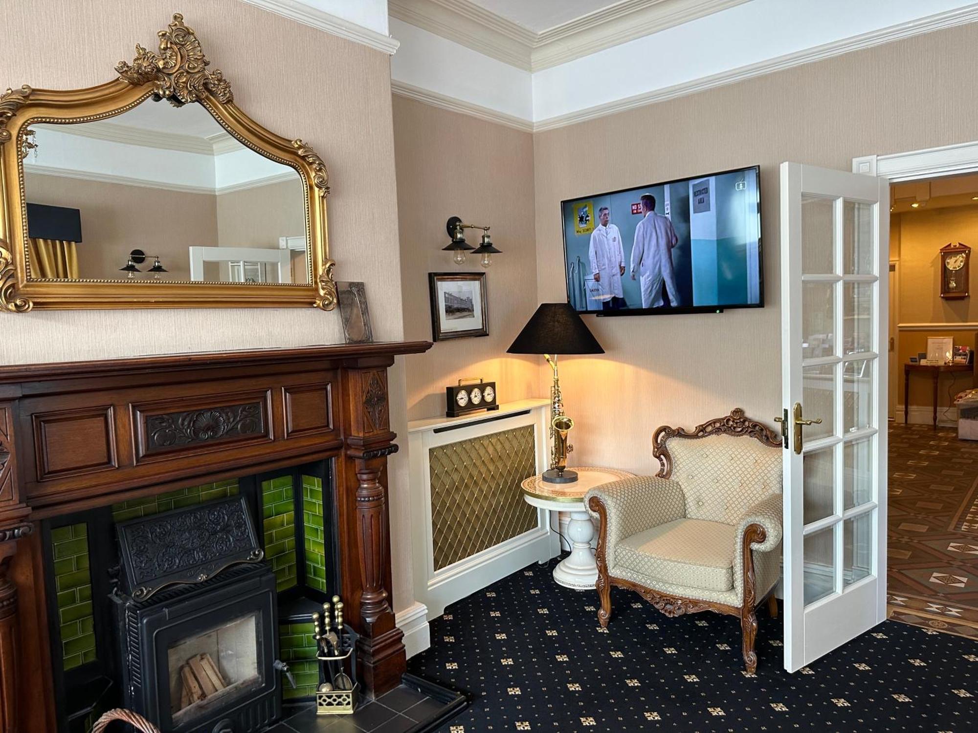 Chester House Guest House Экстерьер фото The hotel's interior